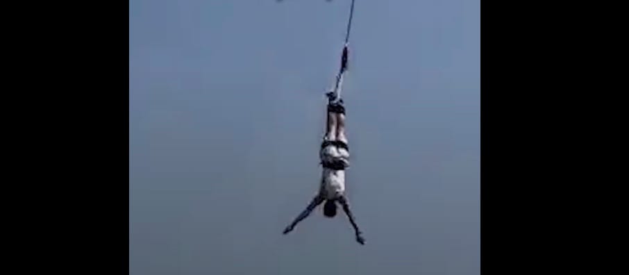 Minden bungee jumpingoló rémálma: az utolsó pillanatban szakadt el a kötél – videó