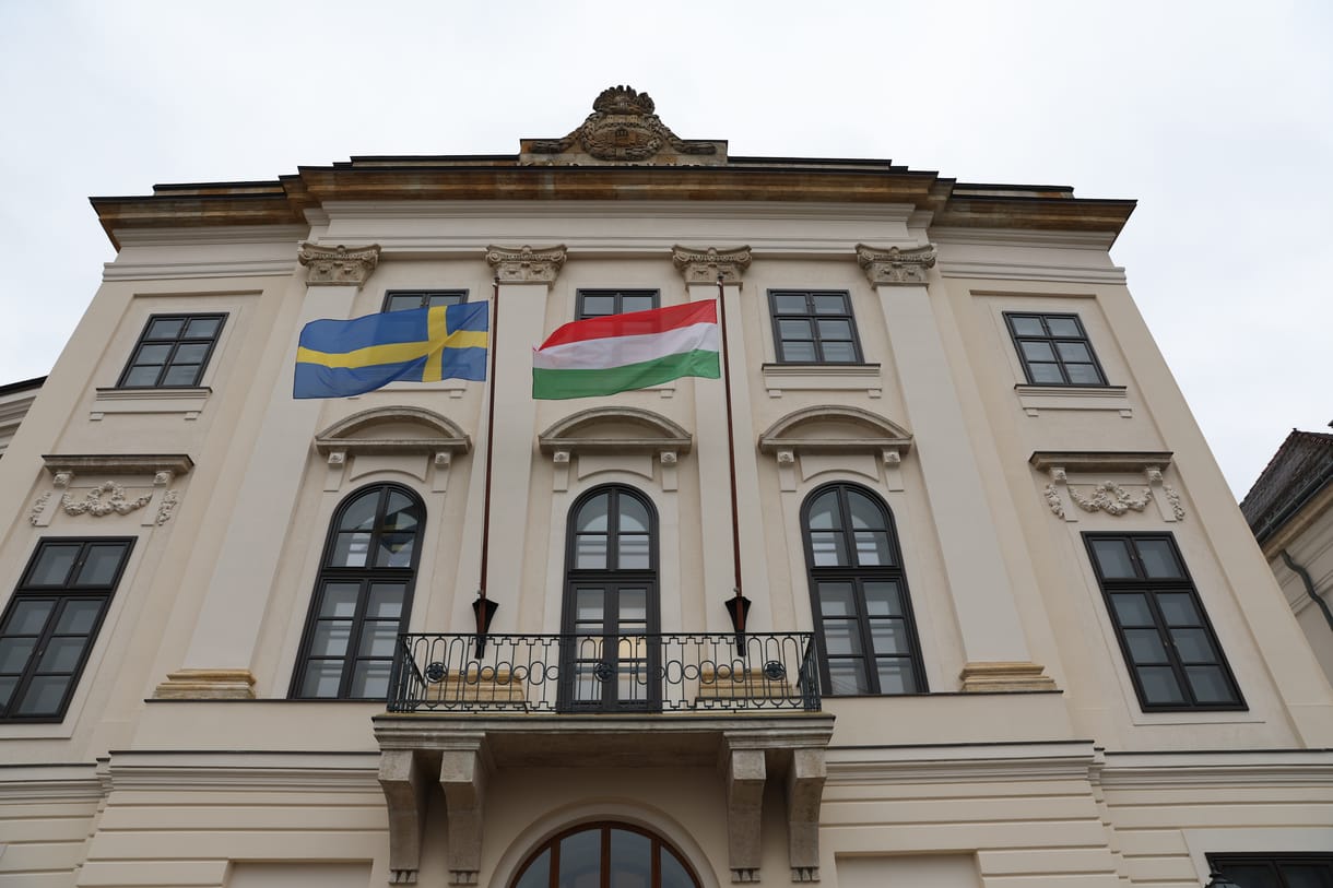 Néhányan Svédország NATO-csatlakozása ellen tüntettek a Karmelita kolostor előtt