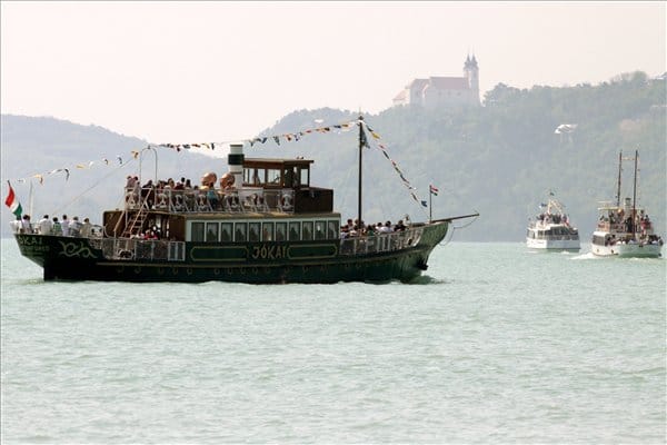 Lerobbant hajó legénységét mentették ki a Balatonból