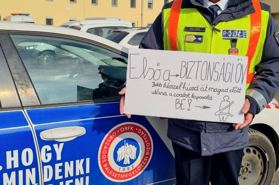 A rendőrség megcsinálta a saját kartonpapíros használati utasítását az autósoknak 