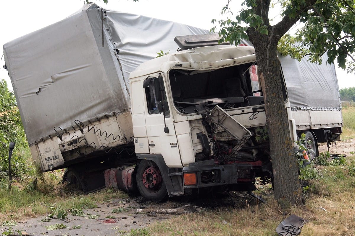 Kamionos baleset miatt félig lezárták az 55-ös utat