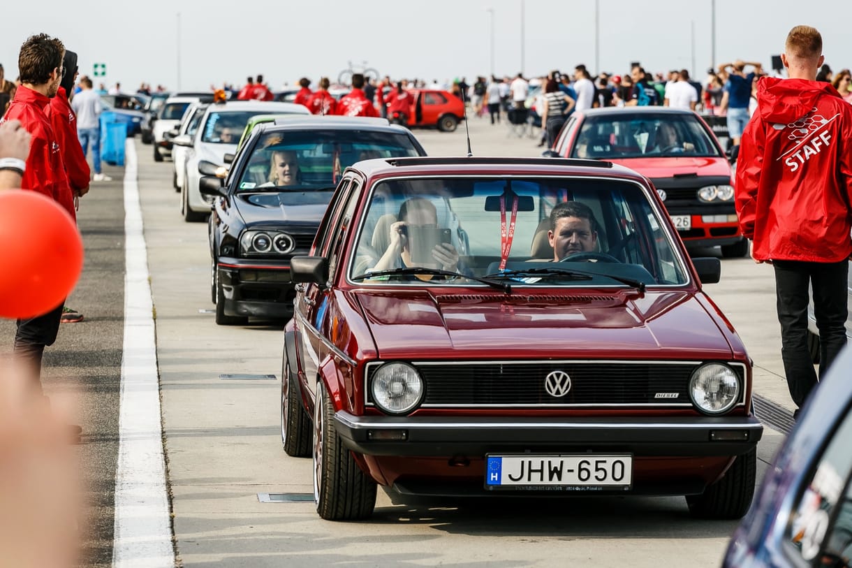 Háromszáz zsűrizett VW Golf lepi el a Hungaroringet