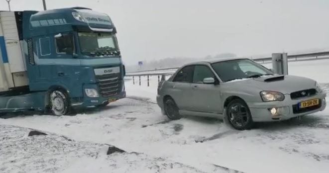 Megmutatta havon a Subaru – kihúzta a megszorult kamiont a hóból