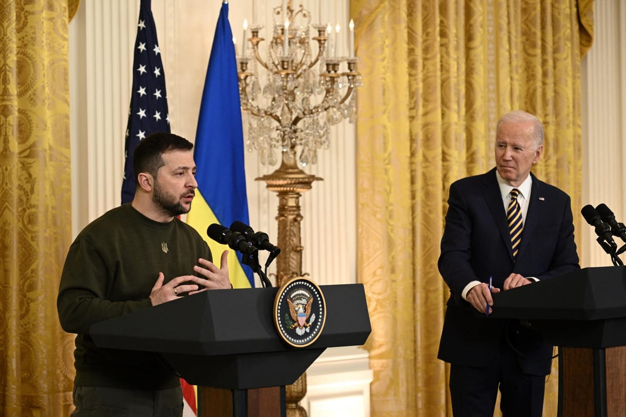 Biden biztosította Zelenszkijt: sosem marad egyedül 