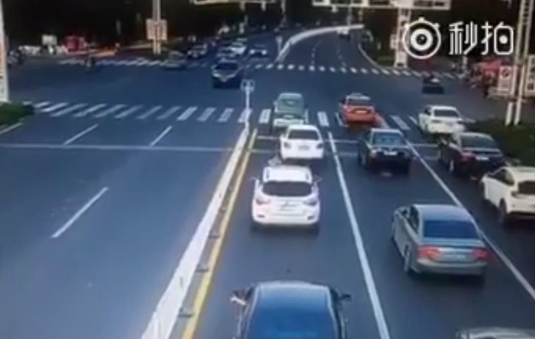 Megy az ember a kereszteződésben, aztán egyszer csak felrobban alatta az autó – videó
