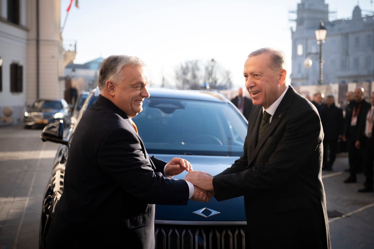 „Most a város legjobb sofőrje fog vezetni” – mondta Orbán Erdogannak, mielőtt megmutatta képességeit