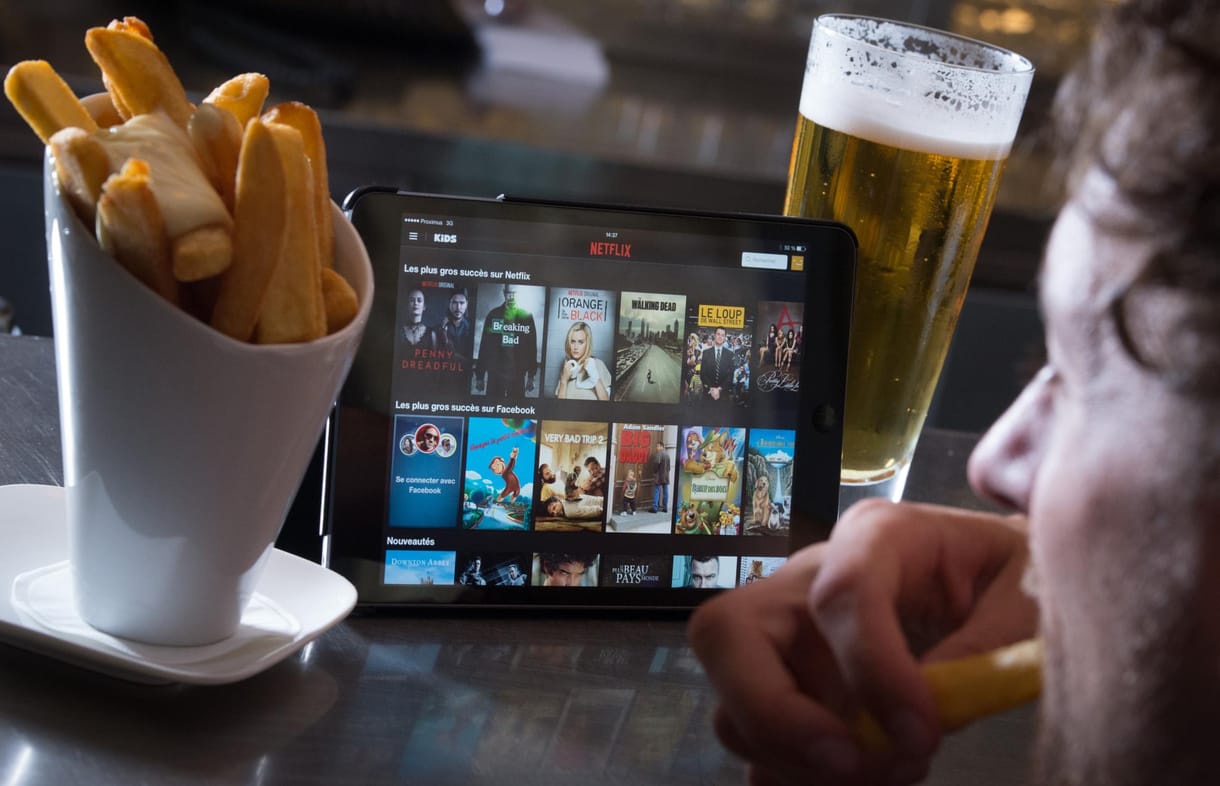 Hiába nagyobb a sorozatéhség a járvány alatt, mindenki csak Netflix-repetázik