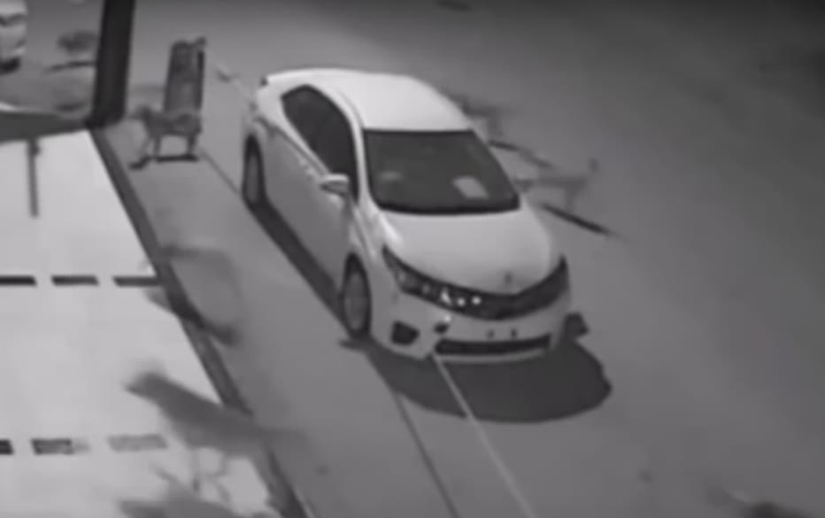 Még a tulajdonosa is alig hitte el, ami éjszaka az autójával történt – videó