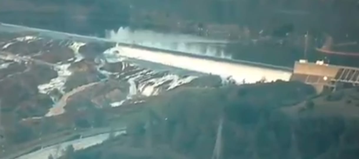 Összedőlhet egy hatalmas gát Kaliforniában, ezrek menekülnek – videó