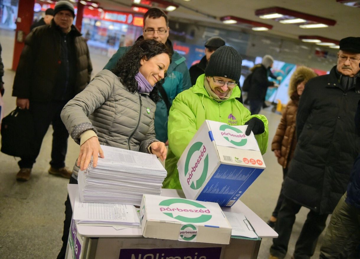 Az Együtt és a Párbeszéd is 10-10 ezer aláírást vitt a nolimpiásoknak