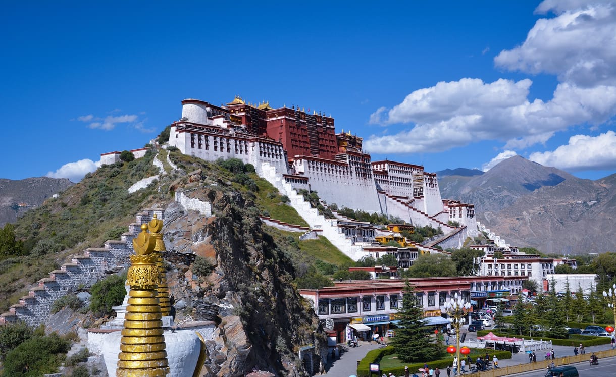 A koronavírus miatt lezárták a dalai láma igazi otthonát, de virtuálisan 920 ezren néztek be