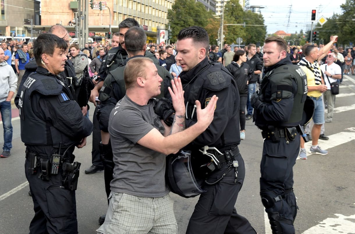 Halléban is náci jelképekkel tüntetett a szélsőjobboldal