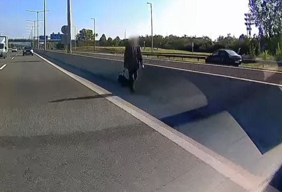 Videó: Egy öltönyös férfi kézitáskával sétált az M3-ason