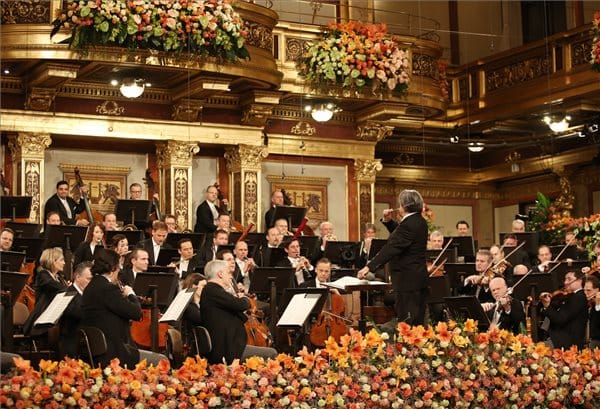 Több ezer néző tapsolt a telefonján keresztül a Bécsi Filharmonikusoknak