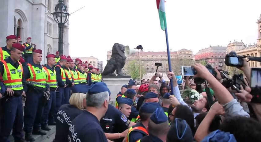 Így dulakodtak a parlament lépcsőjén - videó