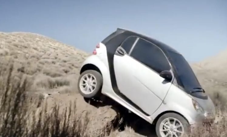 Terepen botladozik a Smart a legviccesebb reklámjában – videó