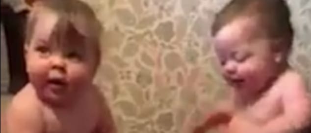 Ma már nem lesz cukibb a remegő babahurkáknál – videó