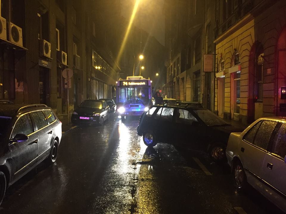 Fotó: Rosszul parkoló autó blokkolta hajnalban a 74-es trolit