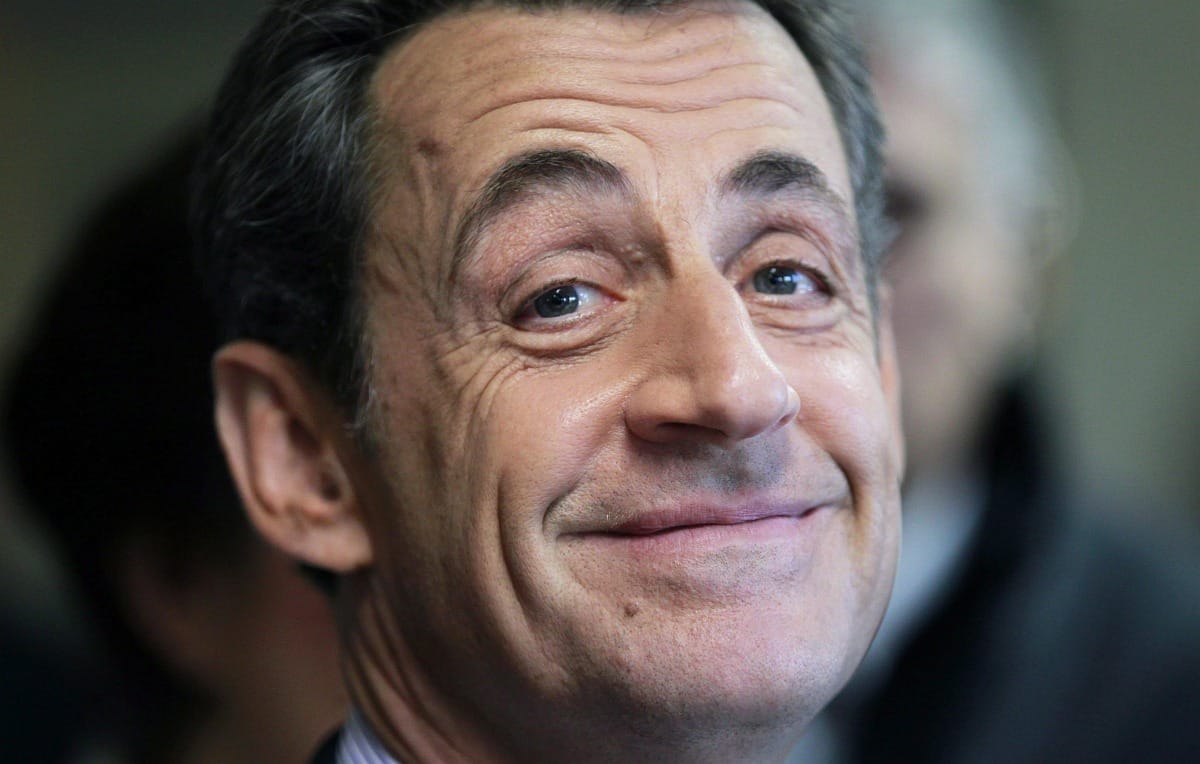 Sarkozy a médián szorít meg
