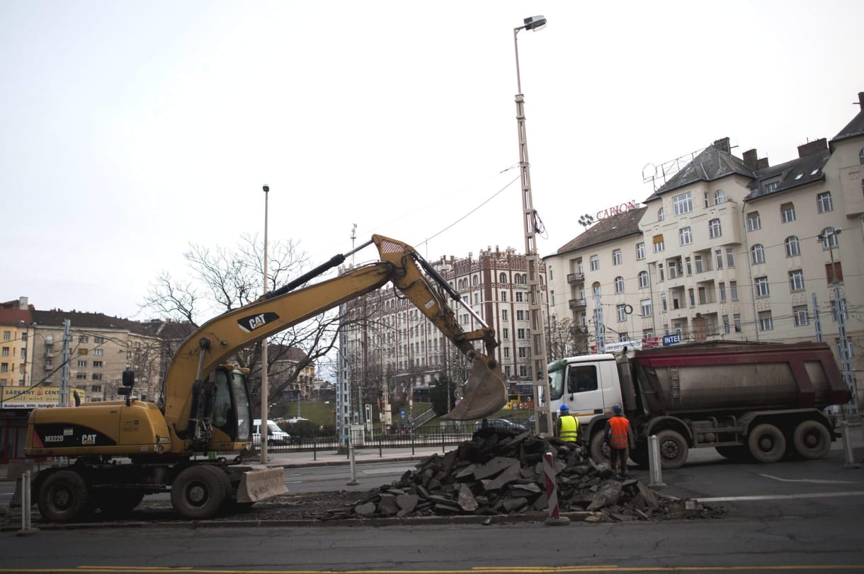 Így mentek neki a Széll Kálmán térnek a markolók – fotók