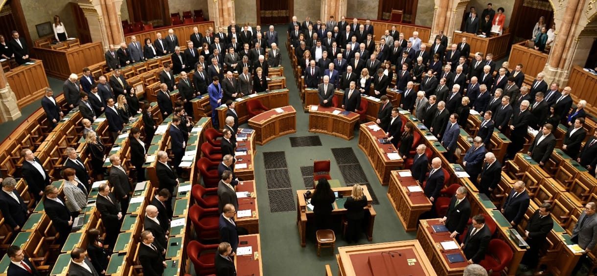 Őrizetbe vették a nőt, aki a Parlament rakétázásával fenyegetett Youtube-on