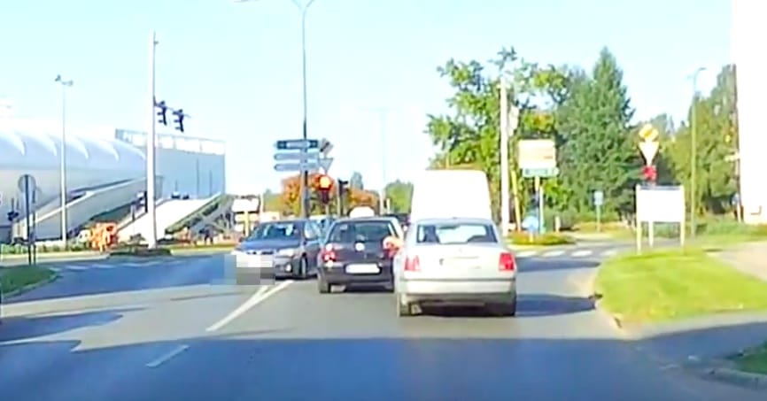 A forgalommal szemben hajtott ki a kereszteződésből a szombathelyi autós – videó