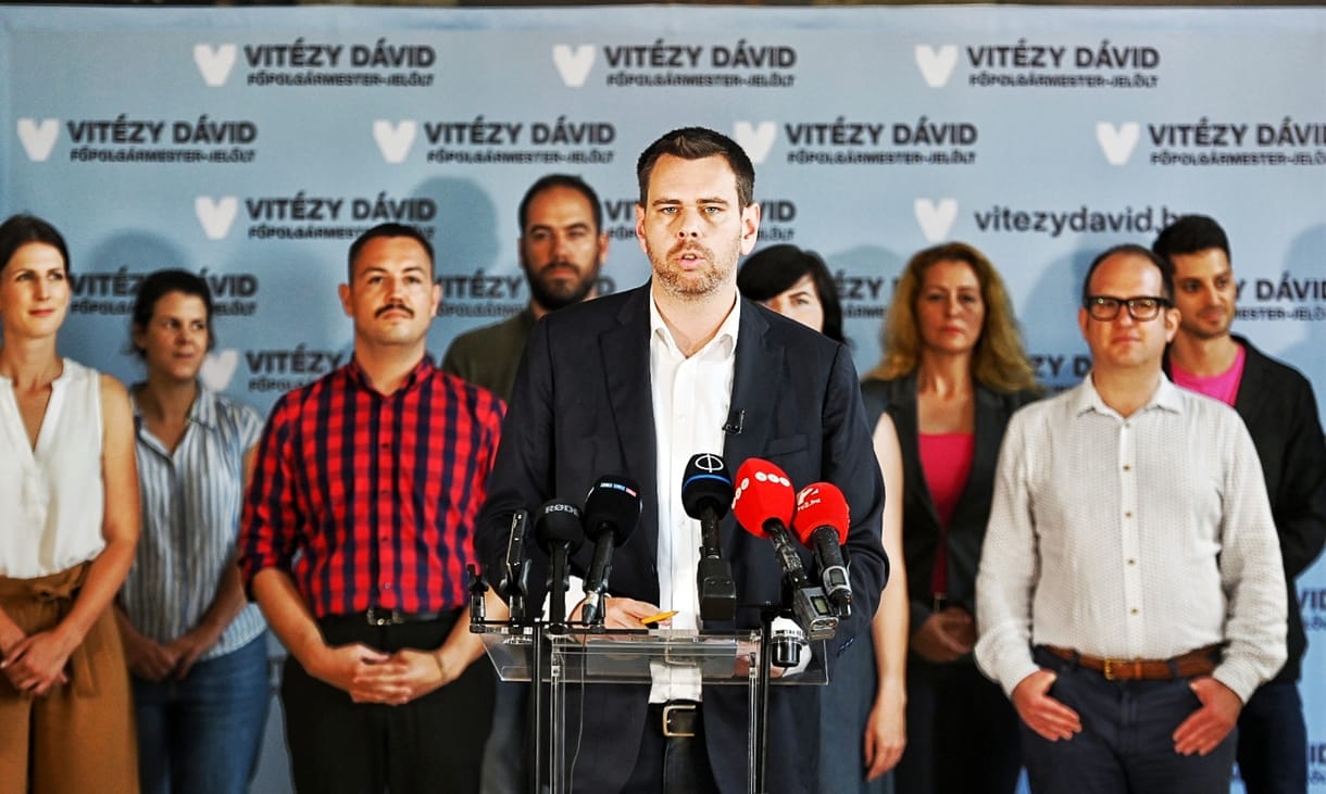 Vitézy szerint Karácsony választási csalást követ el azzal, hogy átragasztja ellenfele plakátjait