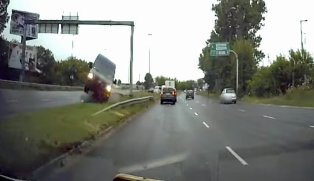 Videón, amint egy furgon átrepült a Ferihegyi gyorsforgalmi úton a szemből érkezők sávjába