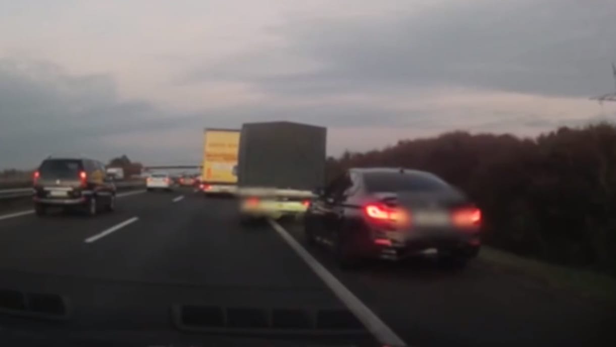 Szabálytalankodó és leckéztetője rémületes csörtéjét vették videóra az M3-ason