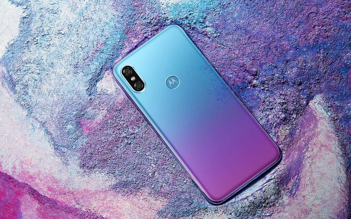 Tudja, mi lesz, ha keresztezzük az iPhone X-et a Huawei P20 Próval? A Motorola megcsinálta