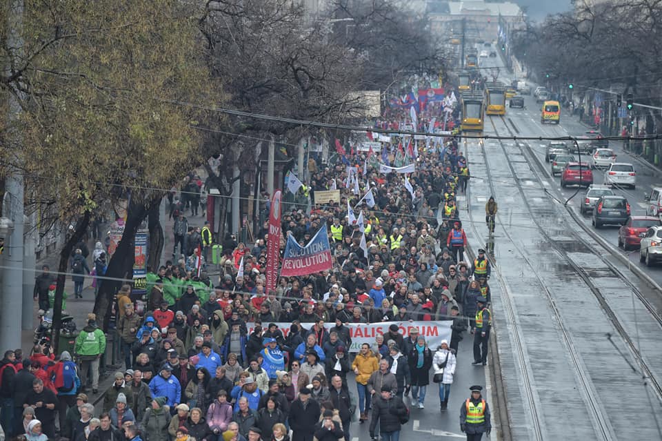 Ezrek az utcán, nézze meg, közben milyen kihalt a Kossuth tér - fotó