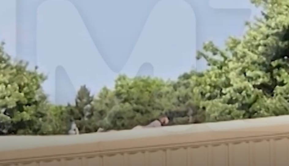 Videón, ahogy a tetőn lapul a Trumpra tüzet nyitó merénylő
