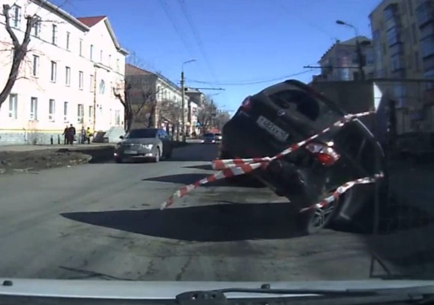 Óriáskátyú ejtette foglyul a türelmetlen sofőr autóját - videó