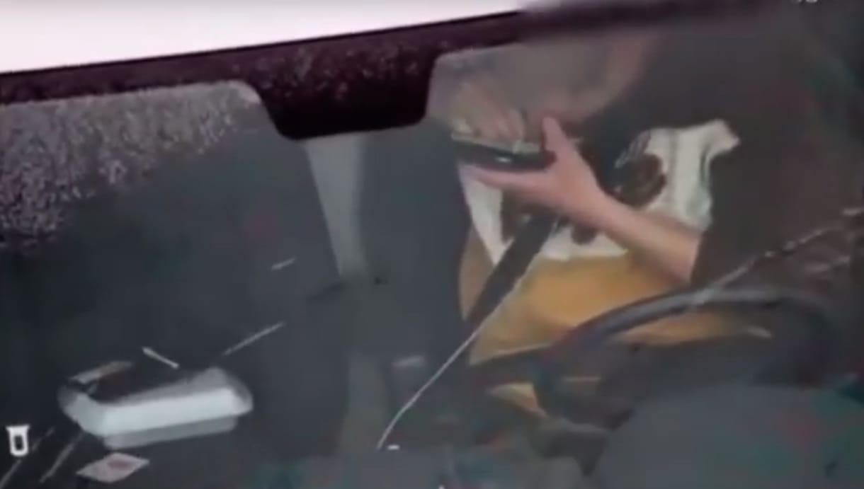 Megállt felszívni egy csíkot, de felvette az autópálya kamerája - videó