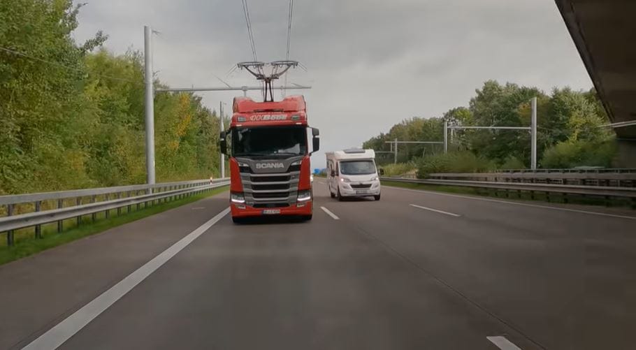 Így működik a villamosként közlekedő kamion