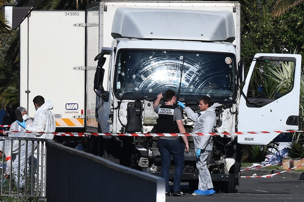 Nizzai terrortámadás: megszavazták a rendkívüli állapotot