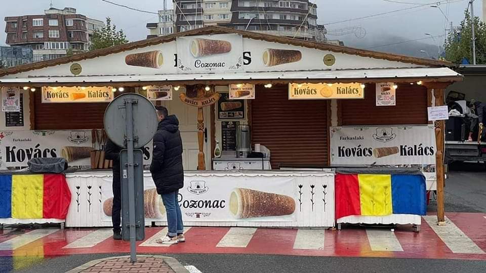 A polgármester román zászlóval takarta le a magyar feliratot, az alpolgármester levette, kirúgták