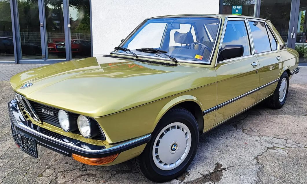 Olívazöld fényezéssel hív időutazásra ez a patinás régi 5-ös BMW