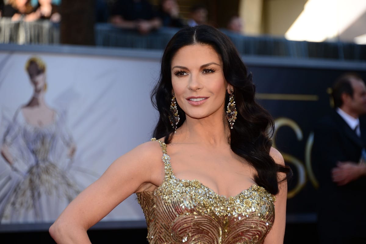 Családi videóval lepte meg Catherine Zeta-Jones a 102 éves Kirk Douglast