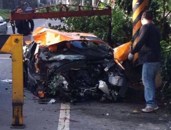 Roncskupac lett az oszlopoknak csapódó közúti McLarenből - fotók