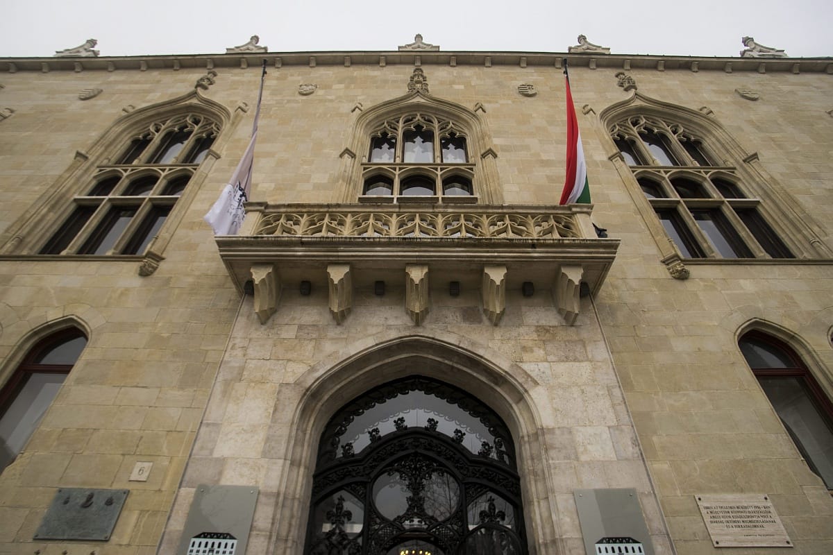 Fotók: ide költöznek Pintérék és Varga Mihályék