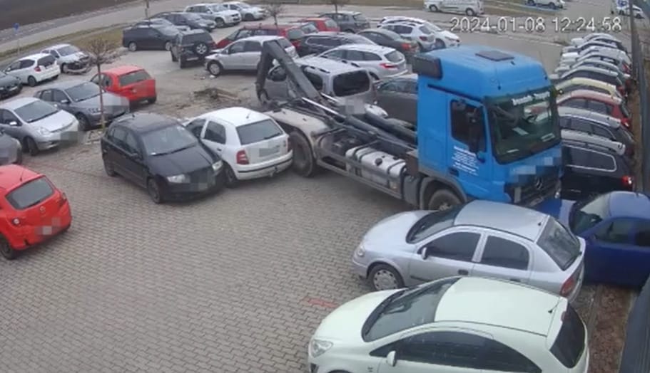 Videó: Tizenhárom autót tört össze egy konténerszállító, aminek rosszul lett a sofőrje Mosonszolnokon