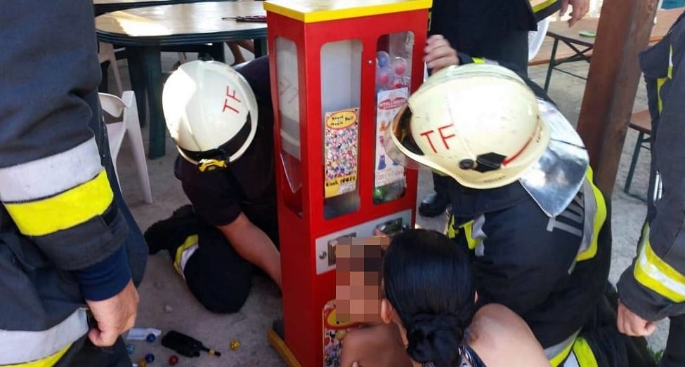 Játékgépbe szorult egy kisfiú keze a tiszafüredi strandon