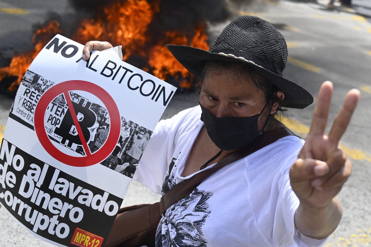 Ezrek tüntetnek El Salvadorban a bitcoin ellen