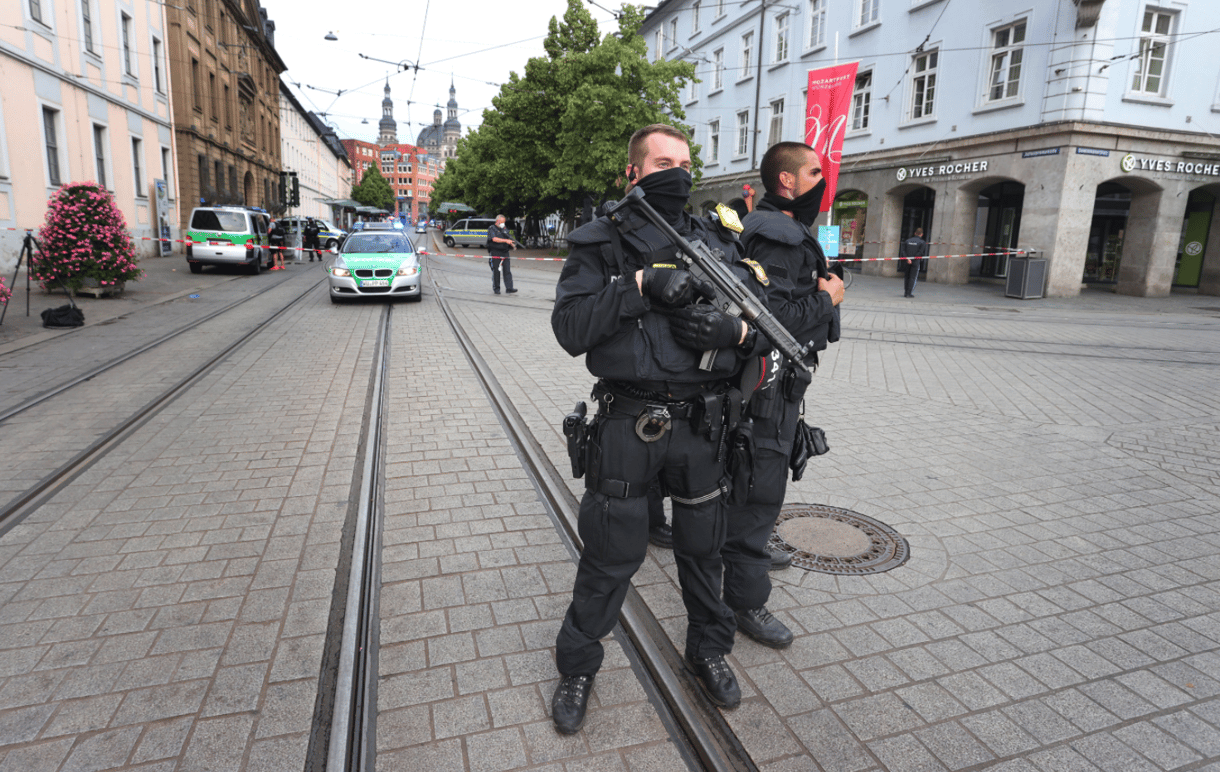 Késsel gyilkolt válogatás nélkül járókelőket egy férfi Würzburgban