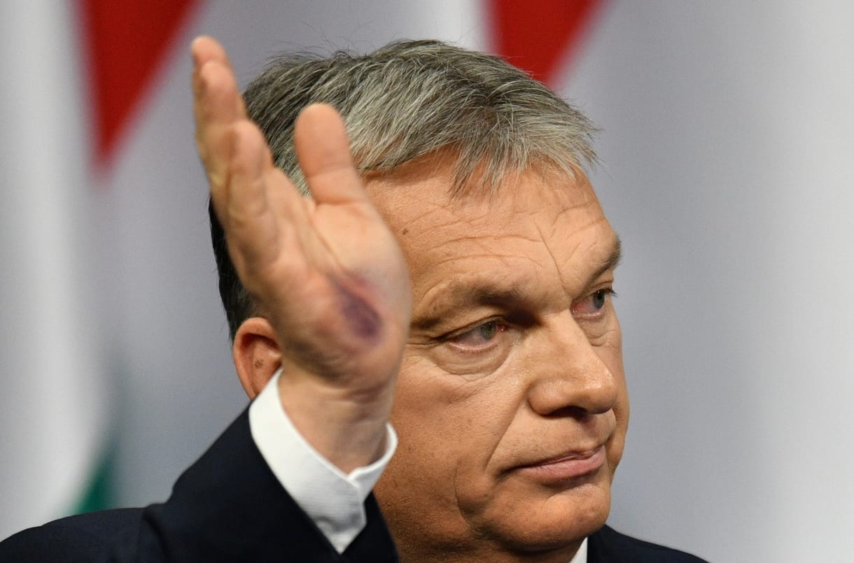Kiderült, miért voltak lila foltok Orbán Viktor tenyerén