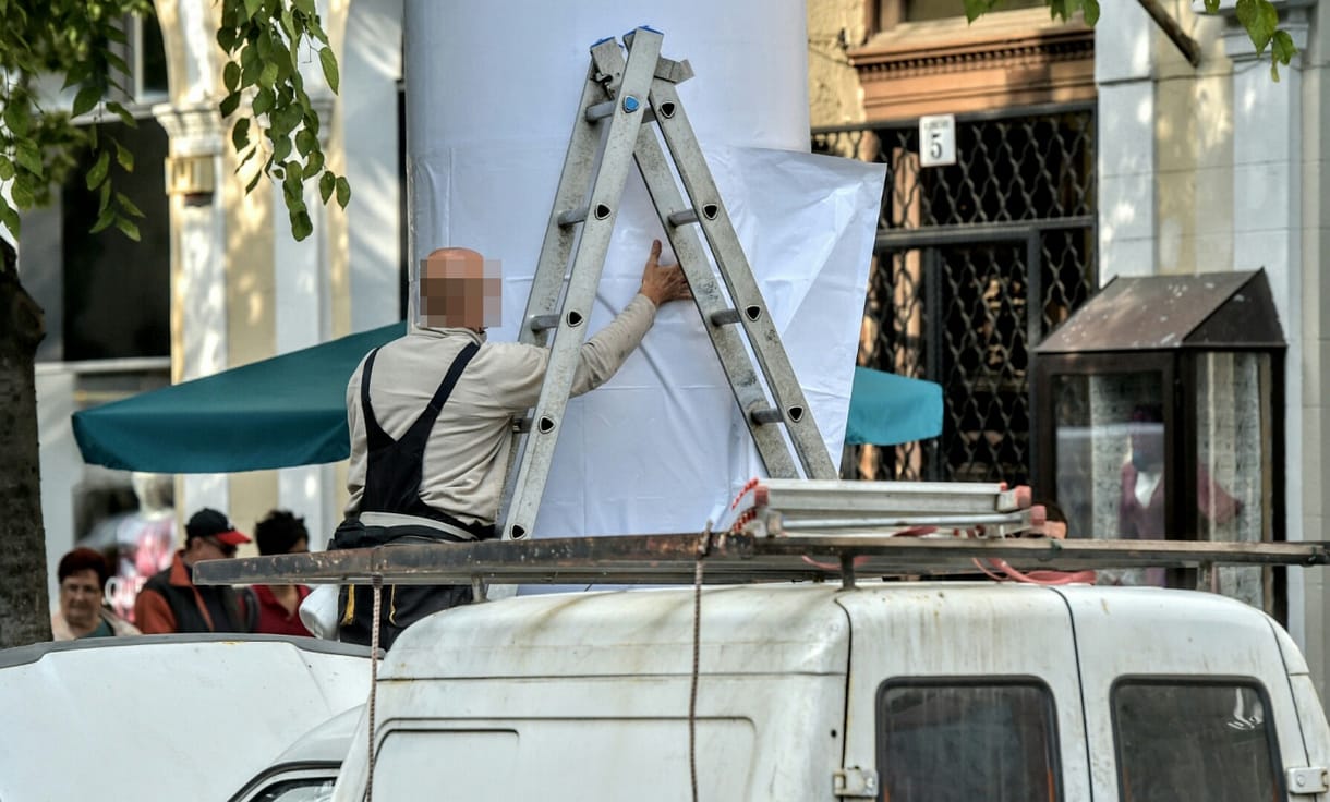 Simicska szorongatása után itt egy trónkövetelő a „köztéri” reklámban: a Street Média