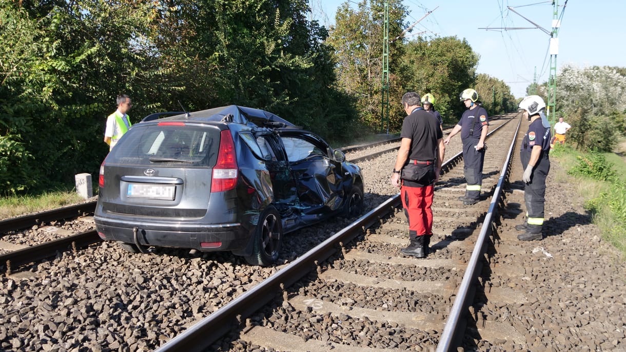 Autóval ütközött a H6-os HÉV Szigetszentmiklósnál – fotók