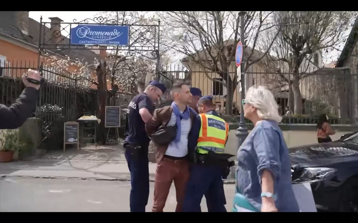 Megint megzavarták Magyar Péter fórumát, bilincsben vittek el egy tiltakozót