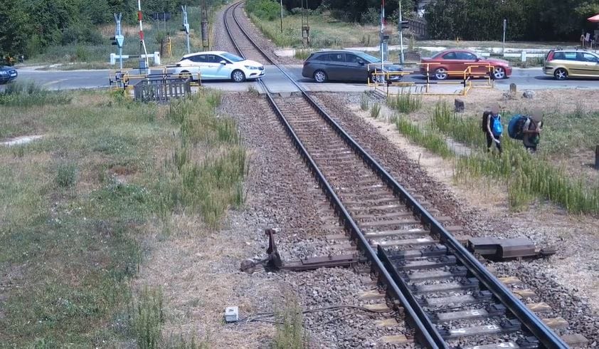 Síneken ragadt egy autós, aki némi tétovázás után letörte a sorompót és elhajtott